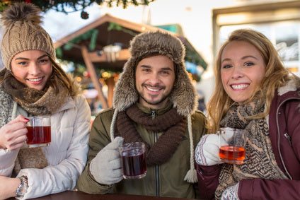 Personen in wärmenden Bekleidungsstoffen