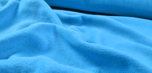 Nahaufnahme eines blauen Fleece-Stoffes