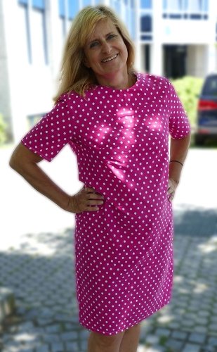 Frau mit pinkem Kleid aus gepunktetem Kleiderstoff