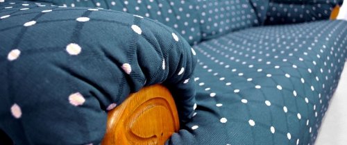 Couch mit blauem Bezug