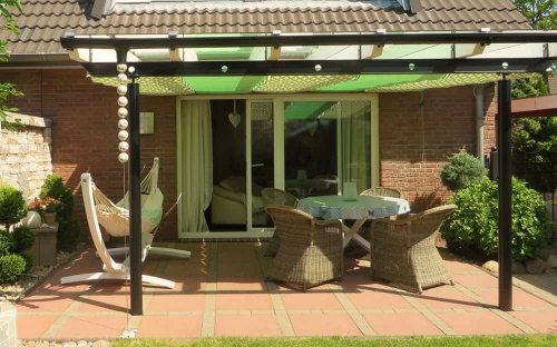 Garten-Terrasse mit Outdoor-Dekostoffen dekoriert