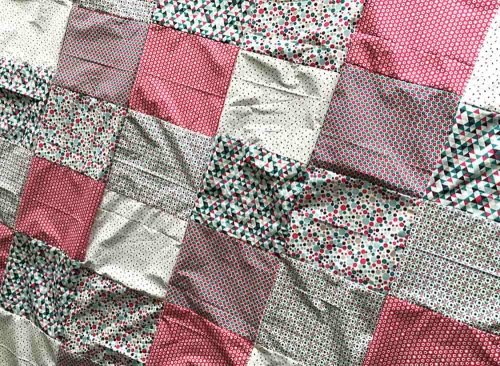 Quilt-Decke aus Patchwork-Stoffen mit bunten Mustern