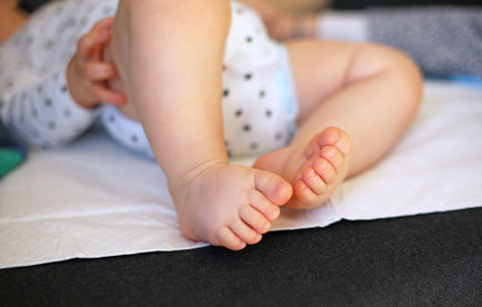 Baby auf einer wasserdichten, hygienischen Unterlage