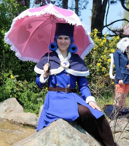 Frau mit Cosplay-Kostüm aus blauem Universal-Stoff