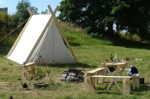 Weißes Zelt an Grillstelle auf einer Wiese