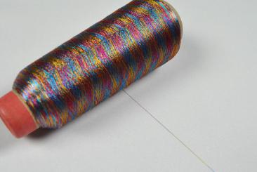 Overlock-Nähgarn - Metallic - 2700 Meter - Regenbogen 